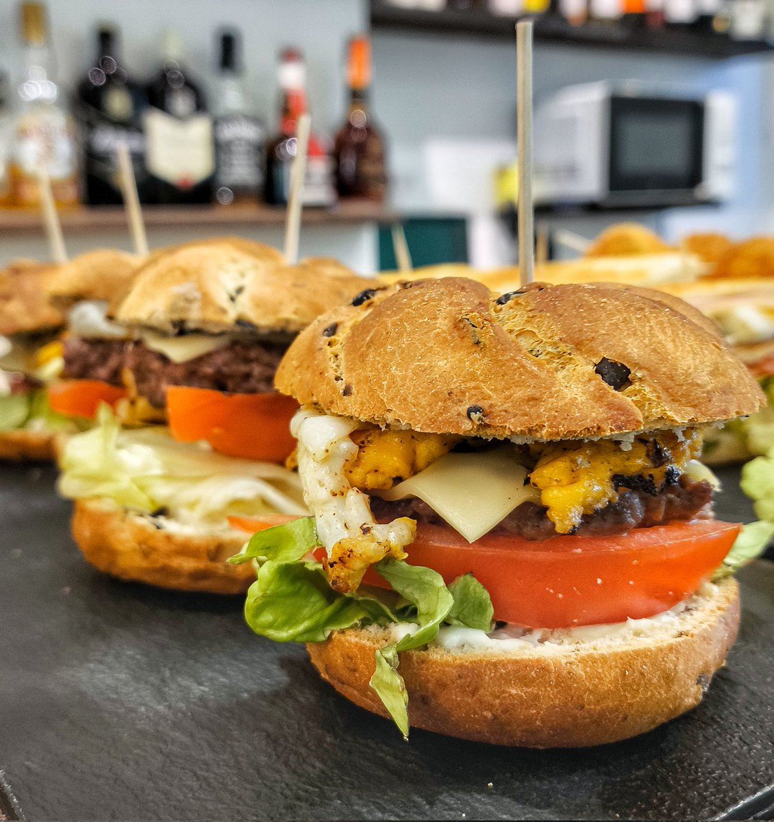 Neurria platerean, baretasuna ariman. #Euskalherria #Barakaldo #Burger #Uraza #Tomate #Gazta #Bacon #Tipula