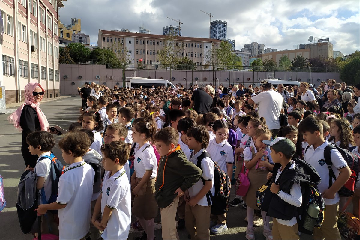 Zorunlu eğitimin kısaltılması ve merkezi sınavlarda değişiklik tartışmalarını değerlendiren Eğitim Sen Genel Örgütlenme Sekreteri İzzet İldeş, “Eğitimde çocukların değil sermayenin ihtiyaçları gözetiliyor. Hedefleri çocukları daha erken sanayiye sürmek.” dedi.