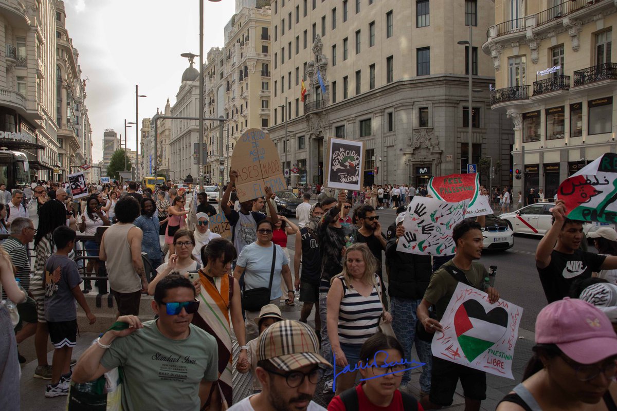 Javier Baeza (@14kilometros) on Twitter photo Ayer volvimos a recorrer el centro de <a href="/MADRID/">Ayuntamiento Madrid</a> para recordarnos que la línea roja traspasada con el genocidio, la violencia y militarización no son queridas por el pueblo democrático, que sale a la calle y que no callamos ante semejante atrocidad! Ayer volvimos a recorrer el centro de <a href="/MADRID/">Ayuntamiento Madrid</a> para recordarnos que la línea roja traspasada con el genocidio, la violencia y militarización no son queridas por el pueblo democrático, que sale a la calle y que no callamos ante semejante atrocidad!