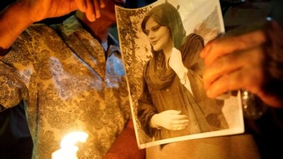 La revolución de los velos de septiembre de 2022 provocado por el asesinato de Mahsa Amini a manos de la policía Moral trajo nuevas manifestaciones y hasta se habló del fin de los ayatolas. También se aplicó una respuesta represiva brutal que limitó el alcance de las protestas