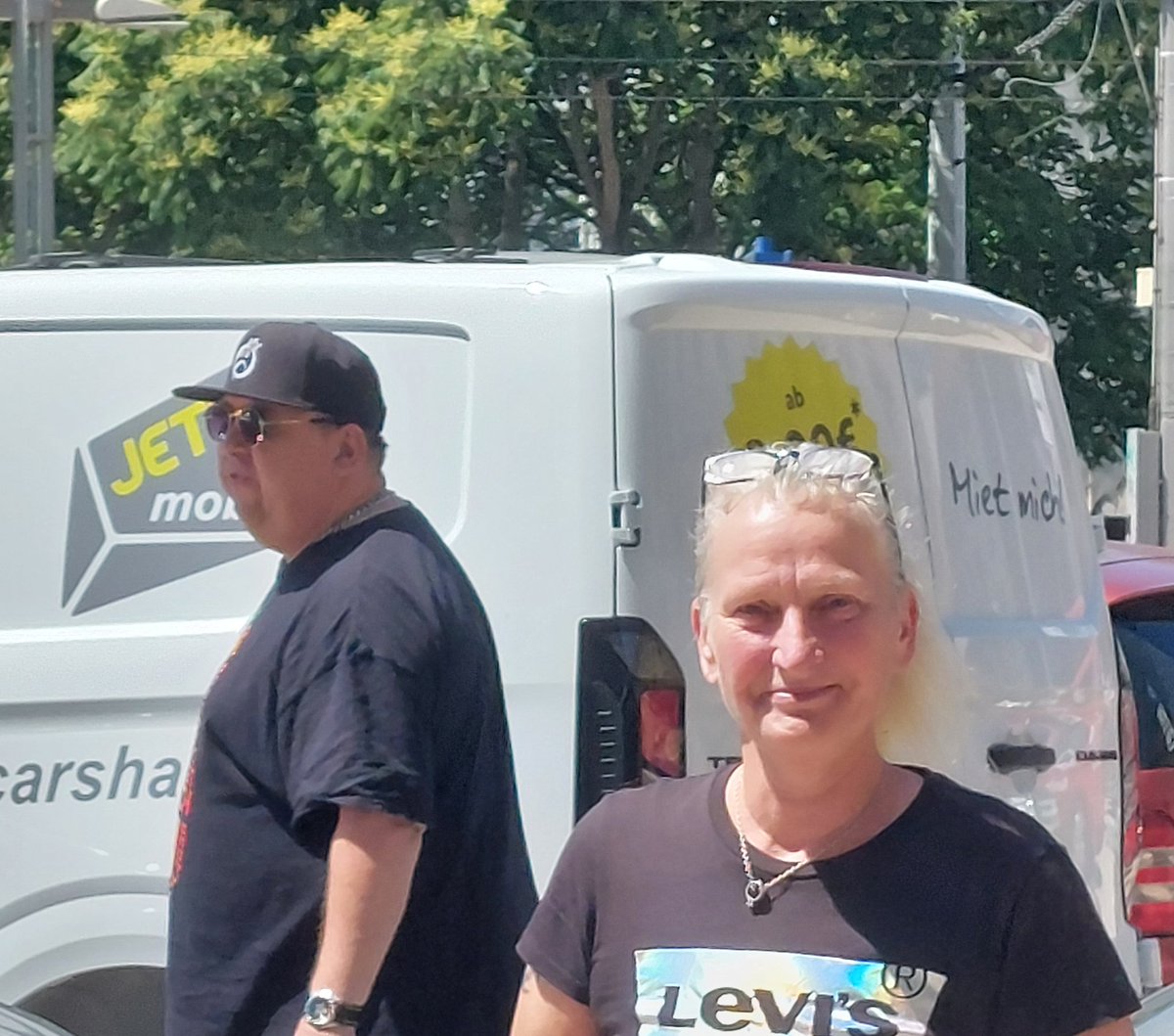 Evi Smokes (@evismokes) on Twitter photo Auf dem Weg nach #Borna zum 1. #CSD mit den <a href="/OmasGegRechtsLE/">Omas* Gegen Rechts Leipzig 🌈🦄🏳️🌈</a> gerade Sebastian #Krumbiegel am Hbf getroffen.
Er sagte sofort:
„Alles Gute für euch und diesen wichtigen Tag!“ ❤️🌈
Mit Rückenwind von den Prinzen geht’s los:
Für Sichtbarkeit, Vielfalt und Liebe! 🌈✊
#Bor2106 Auf dem Weg nach #Borna zum 1. #CSD mit den <a href="/OmasGegRechtsLE/">Omas* Gegen Rechts Leipzig 🌈🦄🏳️🌈</a> gerade Sebastian #Krumbiegel am Hbf getroffen.
Er sagte sofort:
„Alles Gute für euch und diesen wichtigen Tag!“ ❤️🌈
Mit Rückenwind von den Prinzen geht’s los:
Für Sichtbarkeit, Vielfalt und Liebe! 🌈✊
#Bor2106