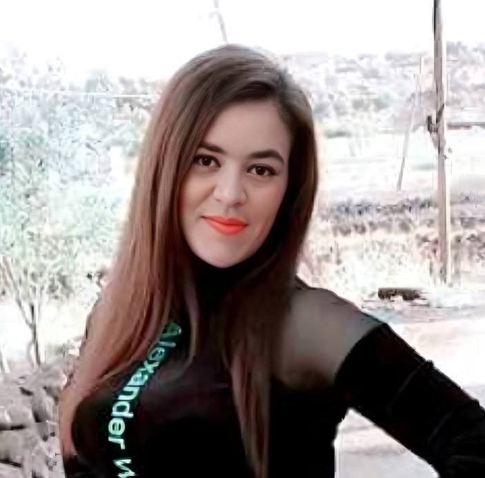 hibezer's tweet photo. Yüzlerce cinayetle birlikte, Alevi Kız Çocukları ve Kadınları kaçırılmaya devam ediliyor… (Alevi Kız ve Teyzesi Kayıp)

17 yaşındaki Nour Hassan Khalil ve 30 yaşındaki teyzesi Haya Salah Zari’a, Masyaf’tan Humus’a seyahat ettikleri sırada kayboldu.

Aileye göre ikiliyle son temas, Humus’taki kuzey otogarında gerçekleşti. O andan itibaren kendilerinden haber alınamıyor. Kaçırılmış olabileceklerinden ciddi şekilde endişe ediliyor.

Nour’un ailesi, kızlarının ve teyzelerinin akıbetinin aydınlatılması için kamuoyundan ve yetkililerden yardım talep ediyor. Ancak yine herkes suskun…

#StopAlawiteGenocideInSyria