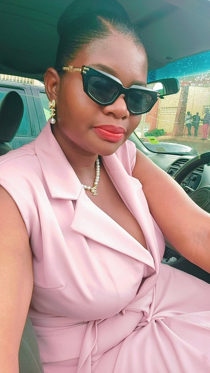 Je ne sais pas si il y'a une chose aussi puissante que LA FOI.
Parfois tu es à genoux tu ne sais par où tu commences et tout d'un coup la PROVIDENCE TE VISITE.
Gardez toujours la FOI peu importe ce que vous voyez .
DIEU c'est pas une fiction 
C'EST RÉEL🙏