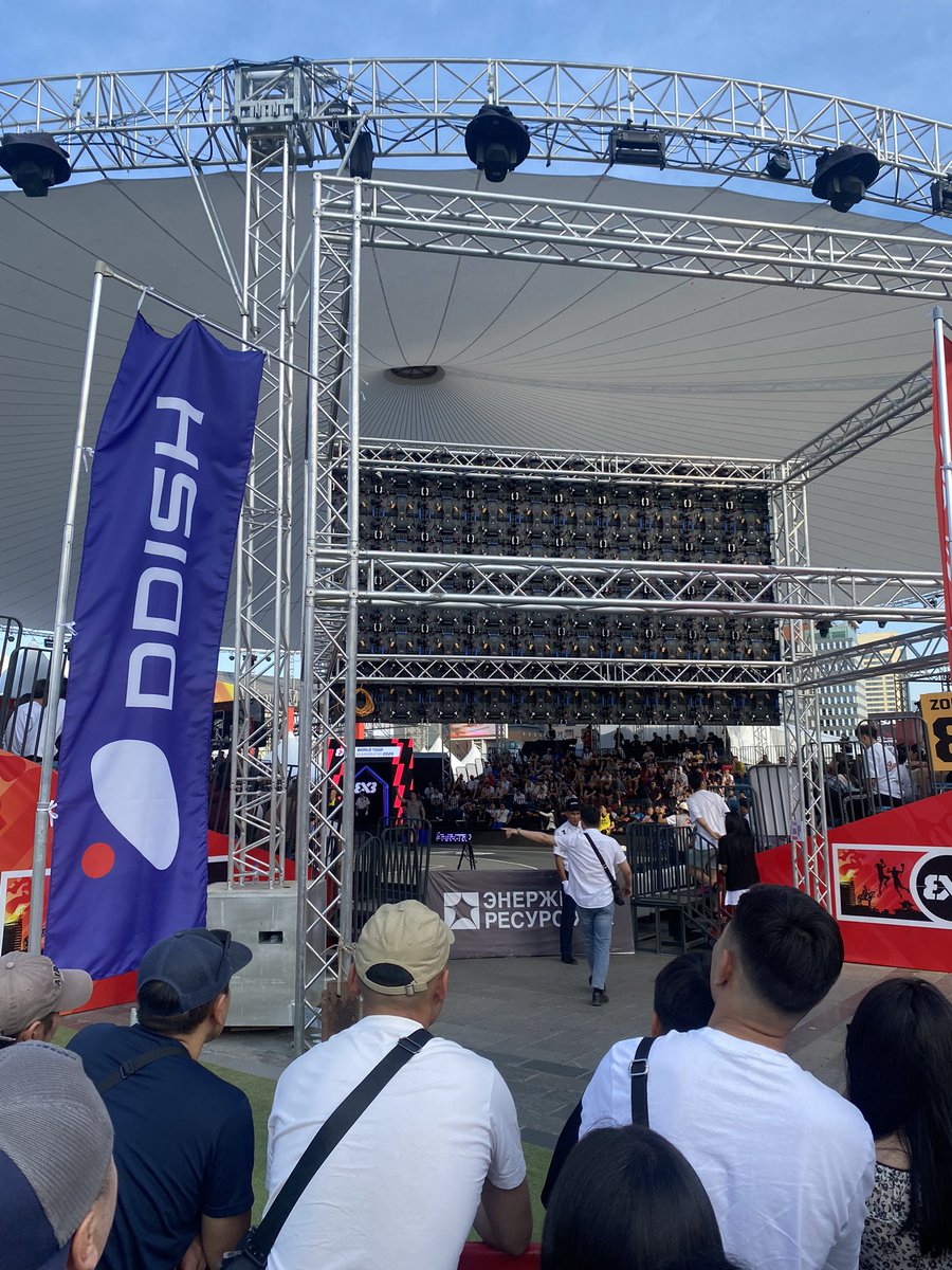 Талбай дээр 3х3 тэмцээн болж байна.