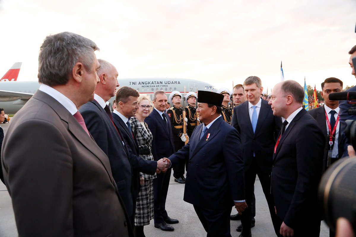 🇷🇺🇮🇩 Presiden Republik Indonesia <a href="/prabowo/">Prabowo Subianto</a> Subianto telah menuntaskan kunjungan resmi selama dua hari di Rusia dan bertolak dari St. Petersburg pada Jumat, 20 Juni 2025. 

🤝 Di Bandara Internasional Pulkovo, tamu kehormatan dilepas oleh Menteri Pembangunan Ekonomi Federasi Rusia