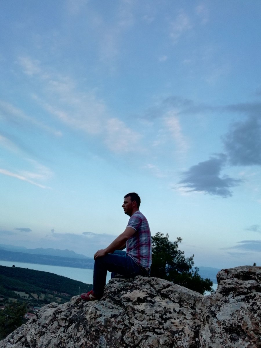 Affetmeye çalışmayın,boş verin.Herkes her şeyi bilerek isteyerek ve gözünün içine bakarak yaptı.Kendimi sürekli şu sözü hatırlatıyorum,
"Herkesi Kendim Gibi Sanma..."