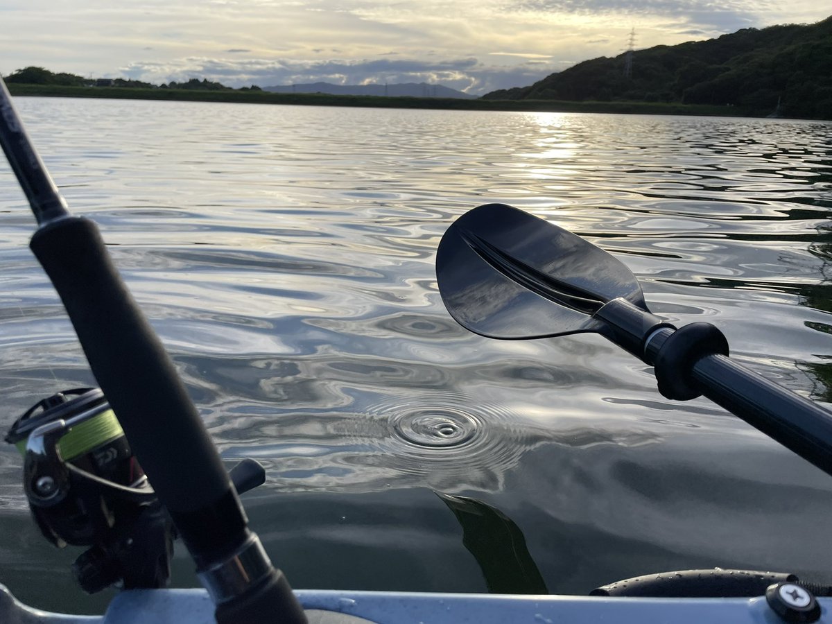 今日は萩尾に浮いて釣りしよ〜♪

なのにっ！
強風でオールを漕いでも漕いでも漕いでも漕いでも流される！
釣りにならんっ💢

3時間後、疲れ果てて上陸
試しに数投したら２匹釣れた……

筋トレみたいな3時間を私は忘れない……