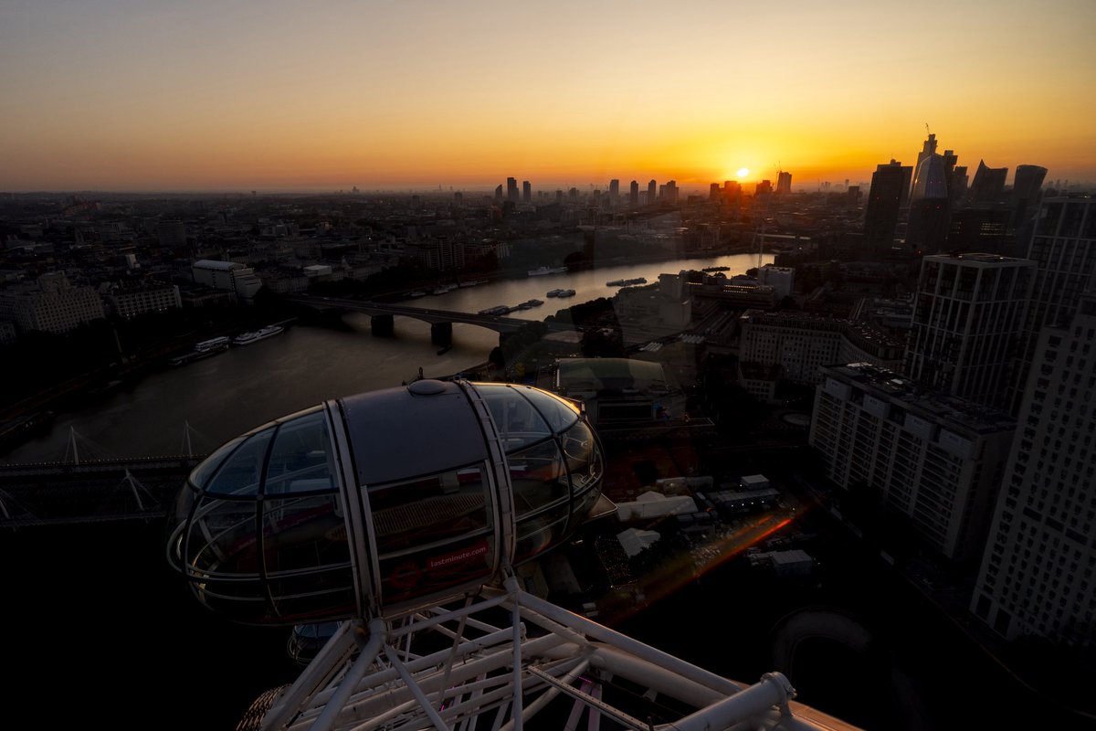 Summer has officially begun with the summer solstice this morning welcoming London into the longest day of the year 🌅