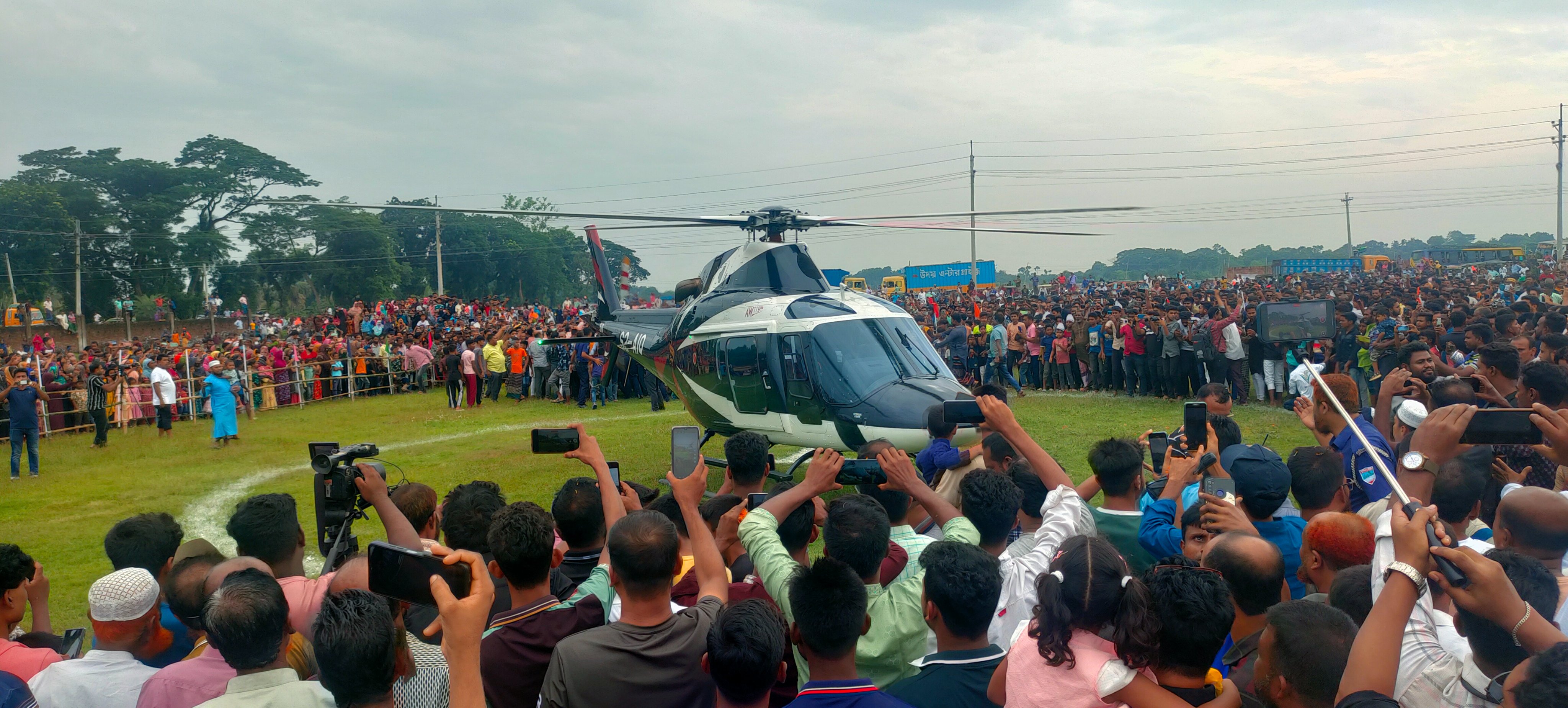 স্ত্রীর কিডনি দানে নতুন জীবন, হেলিকপ্টারে গ্রামে ফিরলেন কুদ্দুস বিশ্বাস