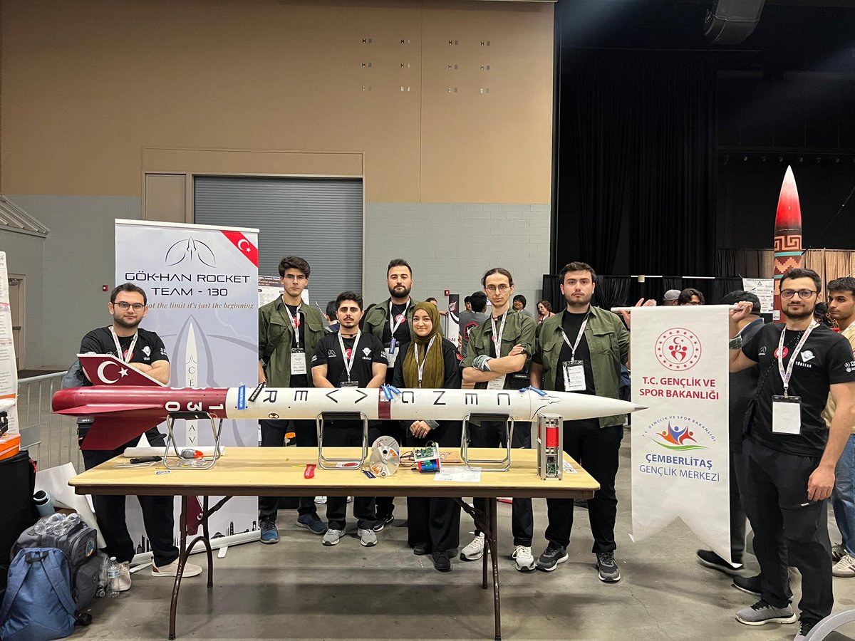 GSBgenclik's tweet photo. Türkiye, gençleriyle birlikte hep daha ileride, hep daha yükseklerde! 🇹🇷 🚀

Teksas'ta düzenlenen ve 22 ülkeden 2.000 öğrencinin katıldığı International Rocket Engineering Competition (I.R.E.C.) yarışmasında Çemberlitaş Gençlik Merkezi GÖK - HAN Roket Takımımız 3. oldu! 🥉🏆

Bu başarıyı imza atan gençlerimizi ve emeği geçen herkesi kutluyoruz. 👏🏻👏🏻👏🏻

#GSB #üçüncülük #teknoloji