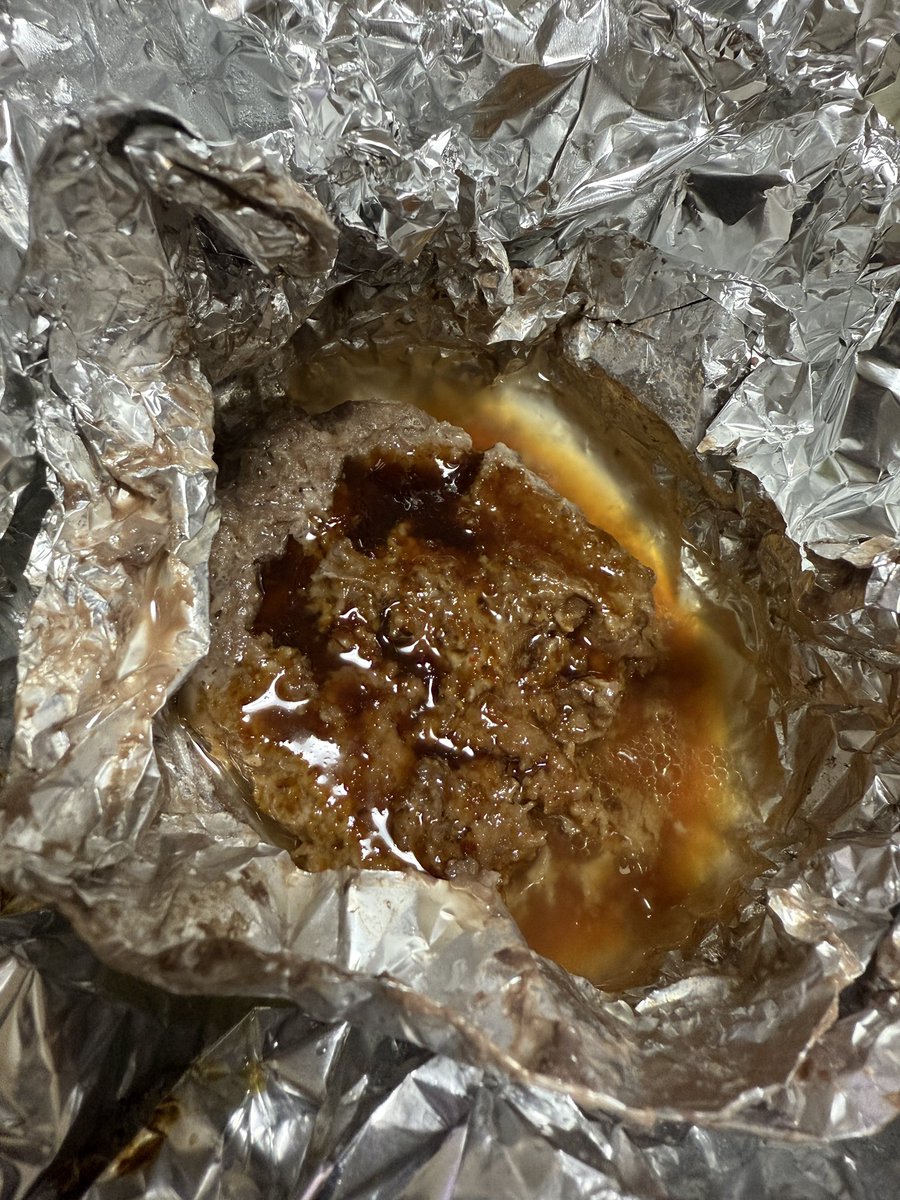 yasuHejira's tweet image. ハンバーグを包んで焼きましたよ
肉汁の海です…