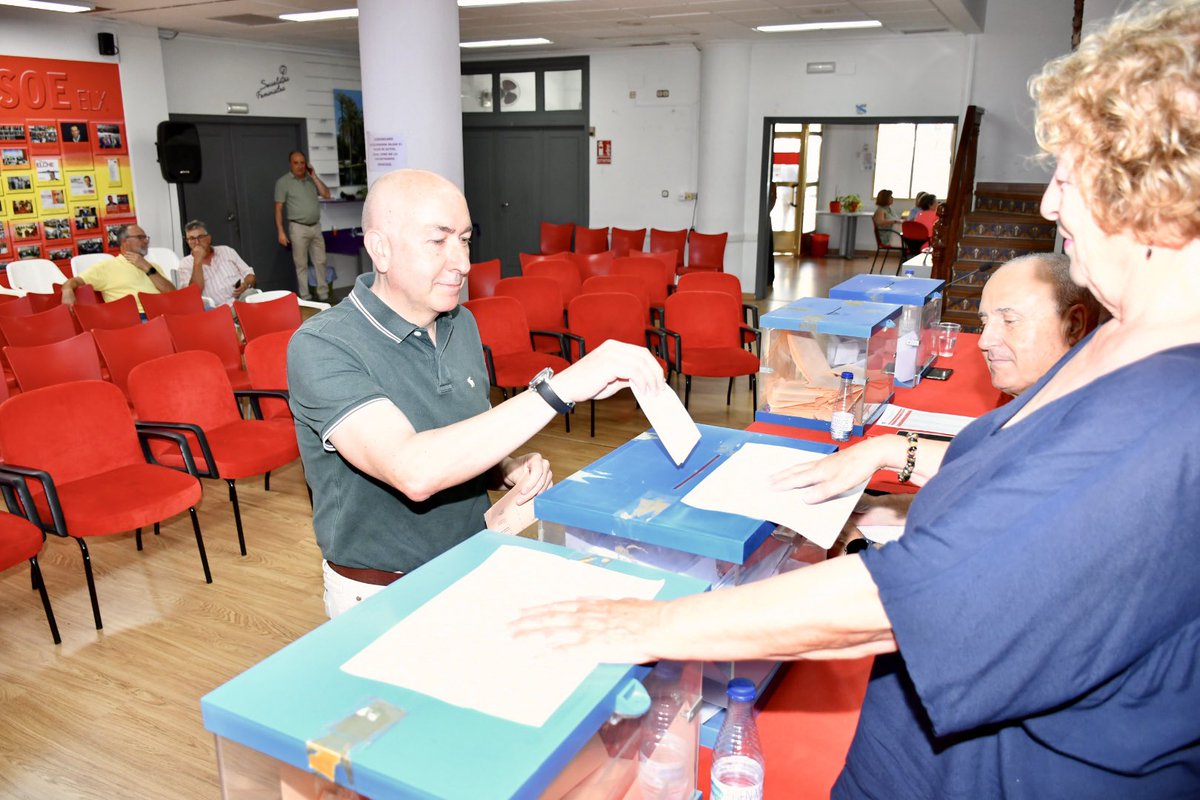 🎉 Hoy hemos celebrado la Asamblea Extraordinaria de balance de gestión de la dirección política y elección de la nueva Comisión Ejecutiva Municipal. Me llena de orgullo y emoción comunicar que he sido reelegido como Secretario General del <a href="/PSOE_Elx/">PSOE-Elx</a> . 
Junto a un equipo de