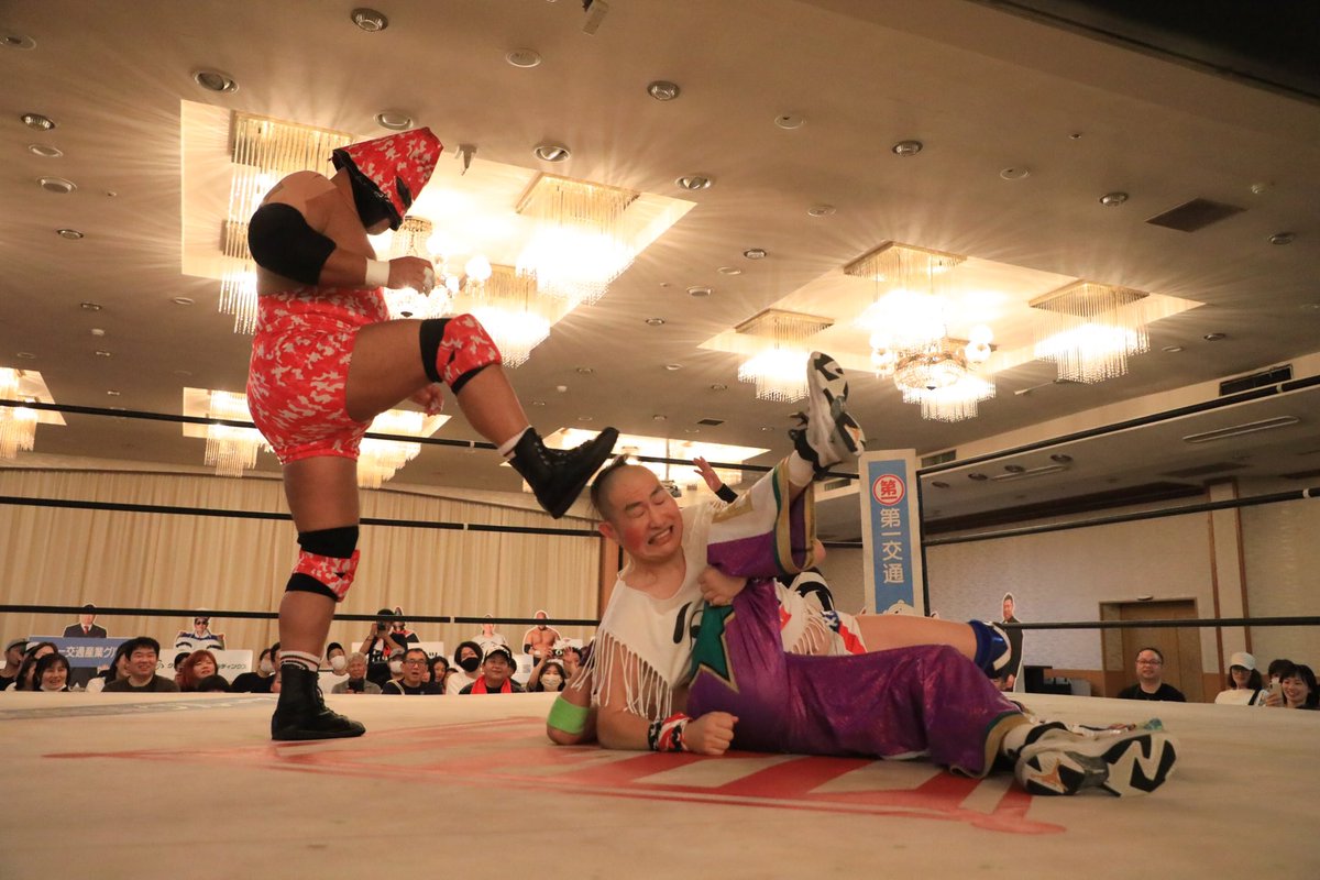 【試合結果】
2025.6.21(土) さつき会PRESENTS『鹿屋を元気にすっど！』ホテルさつき苑1階大ホール大会
［観衆：462名※超満員］
 
〈3WAYマッチ〉
◯阿蘇山
（7分51秒 ※コーナーからのボディプレス→片エビ固め）
ばってん×ぶらぶら●
▶︎もうひとりは、STAR LIGHT NARU

#鹿屋市
#九州プロレス