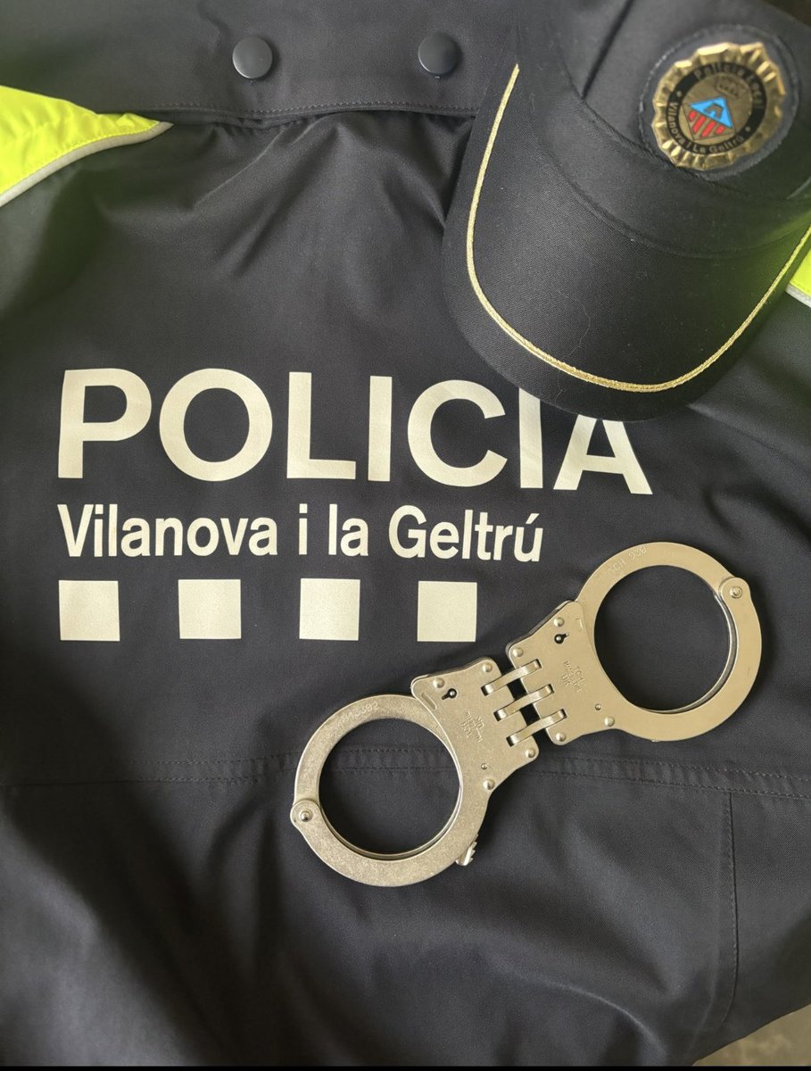 🌙 Veïns d’una comunitat ens alerten que acaben d’entrar en un domicili.
🔍 🏠 Es fan gestions i es contacta amb el resident que no es trobava a l’interior.
🚔 Detenim les 4 persones per violació de domicili. Pretenien ocupar-ho.
#LlumsBlaves #SempreHiSom