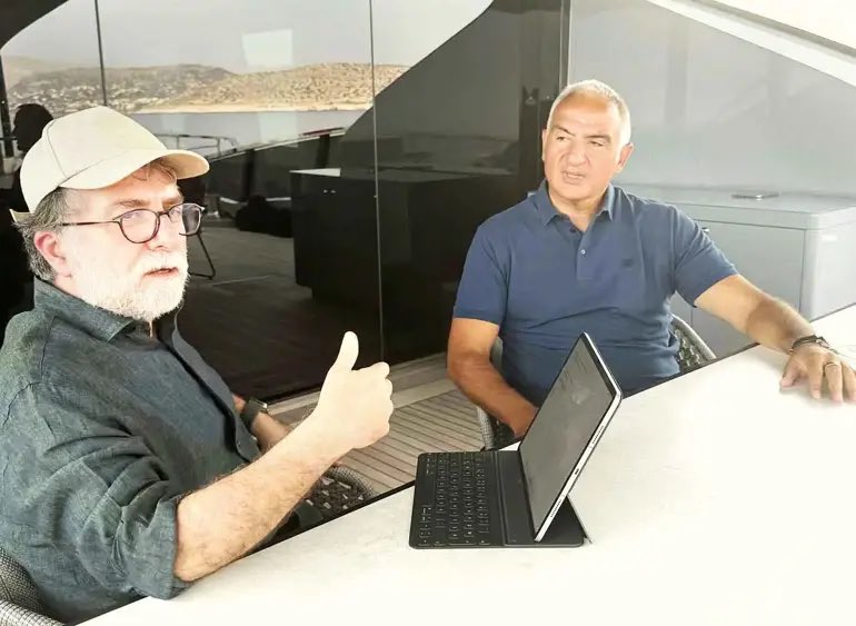 Lüks yatıyla Yunanistan'a giden Turizm Bakanı Nuri Ersoy:

"Bir Turizm Bakanı, rakiplerini görmek zorundadır. Ben her fırsatta tüm rakiplerimizi normal bir turist gibi gezerim. Sokak sokak dolaşırım. Ne yapmışlar bakarım."