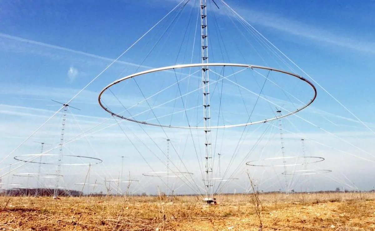 Nostradamus, le radar géant 🇫🇷, développé par l’Onera à la fin des années 1990, installé en Normandie sur 12 hectares, était un peu tombé dans l'oubli. Il suscite à nouveau l'intérêt car il s'avère capable de détecter les planeurs hypersoniques 🇷🇺 à +de 3000 km de distance !