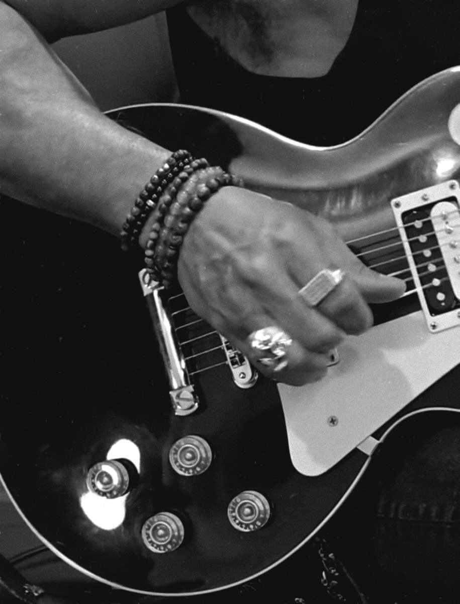 Magic fingers 
<a href="/Slash/">Slash</a> 
Credit Meegan