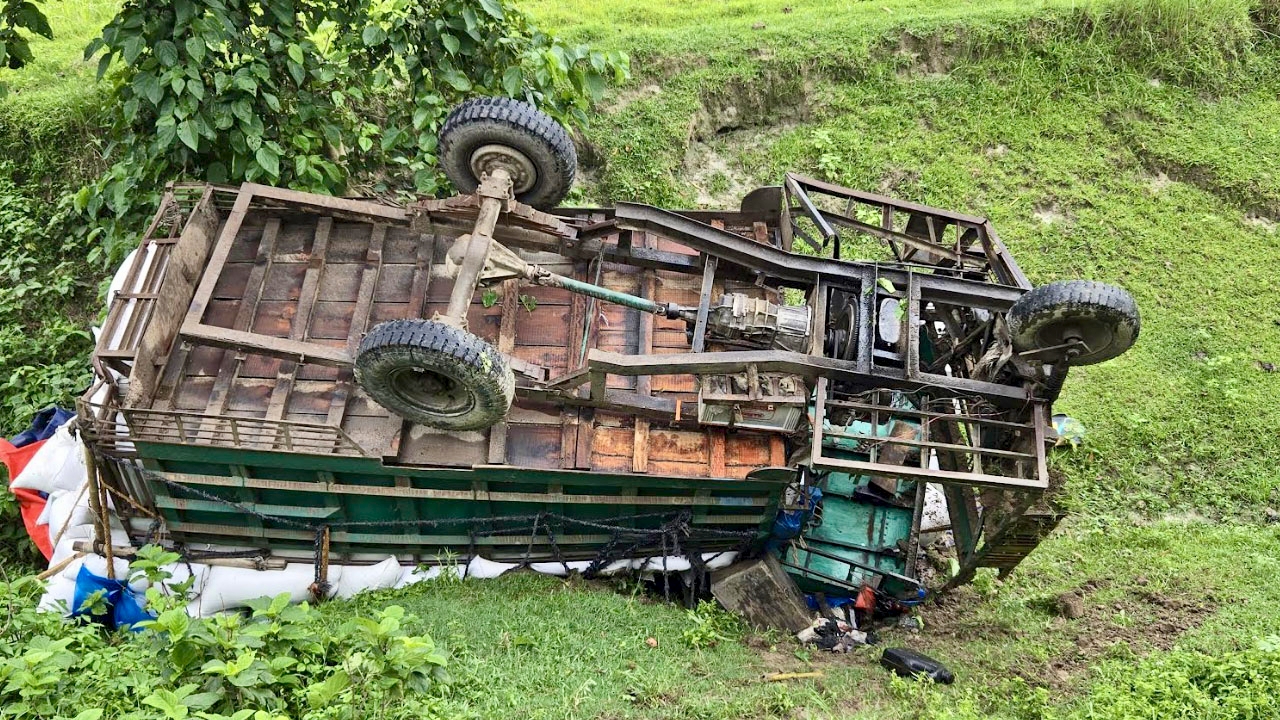 নওগাঁয় সড়ক দুর্ঘটনায় ২ দিন পেরিয়ে গেলেও এক নিহতের পরিচয় মেলেনি