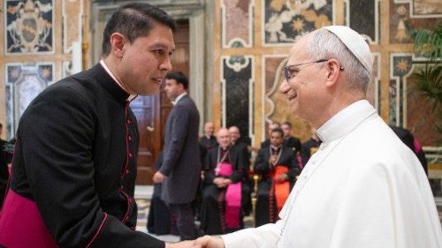 ¡El nuevo coordinador de los viajes papales es mexicano! El papa León XIV designó para este cargo aa Mons. José Nahúm Jairo Salas Castañeda,  quien trabajaba en la sección de Asuntos generales de la Secretaría de Estado. Nació en Durango. Foto Vatican Media