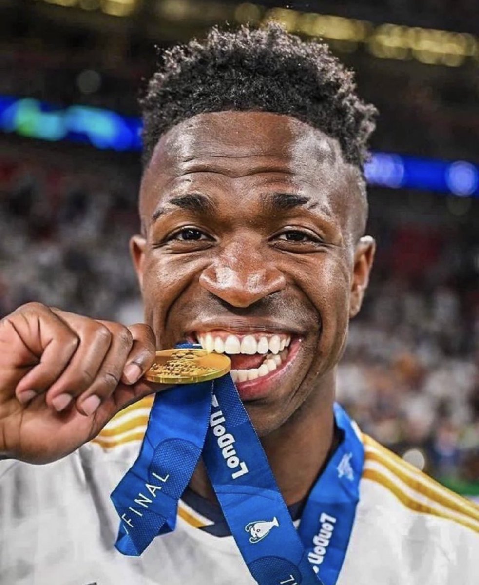 Vinicius junior ?
Il doit être vilain,provocateur,il doit se plaindre,pleurer et danser 
C’est comme ça qu’il brille,c’est comme ça qu’on l’aime 
Nous on ne soulève des actrices X de 45 ans au moins