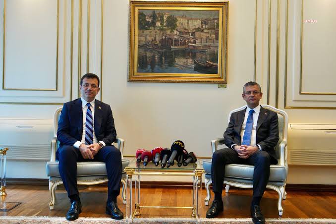 Özgür Özel süreç boyunca çok yıprandı, yıpratmaya da belli ki devam edecekler. Kendisine daha fazla destek ve dayanışma göstermemiz lazım. Ülkeyi bu ikili değiştirip düze çıkaracaklar. Ülkede tek gerçek budur