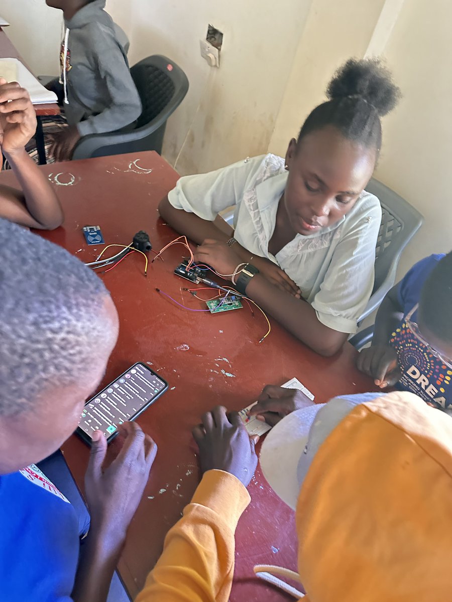 RileyOrton2's tweet image. Did You Know?Building Arduino projects introduces students to engineering thinking; testing, troubleshooting, and improving their designs. #STEMMindset #ProblemSolvers #ROFImpact #AkiliSTEMartsAcademy #aprilstemcamp2025 #FutureReady #AmplifyHer