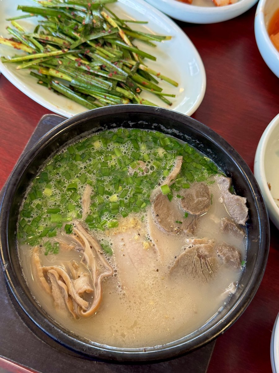 tomorrowmeal's tweet photo. [수영] 엄용백 돼지국밥 수영본점

알티돌던 궁전국밥집이 궁금해서 쳐보니까 수영이 본점이더라구요?그래서 갔어요.
저 이렇게 비싼 국밥집 첨 가봄.
가브리살 항정살 수육+간장 국수 진짜 맛있어요.이건 진짜 진짜 맛있음. 국밥은 엄용백 진한 국밥먹었는데 국밥…보다는? 설렁탕같음………. https://t.co/AHVQ2kKegO