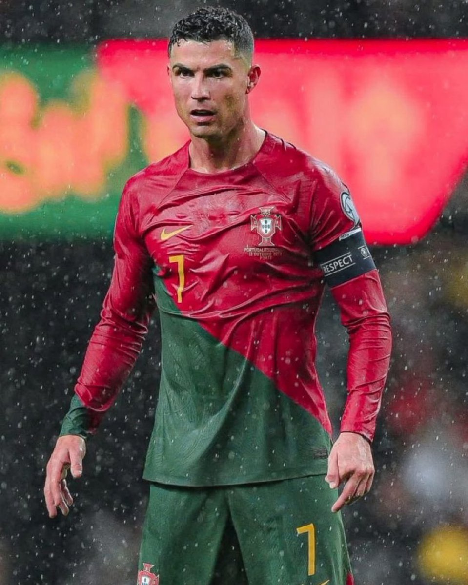 ❌ Debilidad de Messi: Juego aéreo

❌ Debilidad de Mbappé: Tiro Libre

❌ Debilidad Neymar: Físico

❌ Debilidad Haaland: Gambeta

❌ Debilidad Ronaldinho: Disciplina

✅ Pero hubo un Hombre que logró Dominar todas las Virtudes del Fútbol..

¡CRISTIANO RONALDO DOS SANTOS AVEIRO!