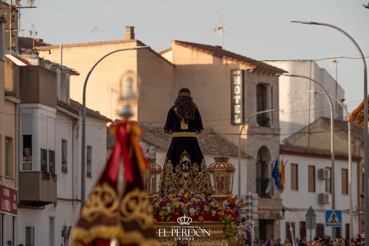 amelperdon's tweet photo. 𝐀𝐲𝐞𝐫, 𝐀𝐥𝐜𝐚́𝐳𝐚𝐫 𝐯𝐨𝐥𝐯𝐢𝐨́ 𝐚 𝐛𝐫𝐢𝐥𝐥𝐚𝐫…

Con el paso firme de su Nazareno y la emoción de una cita que ya es parte de nosotros.

📸 @lacruzdeguia.es @ikonox 

#SuenaElPerdón #AMElPerdón #JesúsNazareno #Pentecostés2025 #ElPerdón #AlcázarDeSanJuan https://t.co/Xzc8PAREOW
