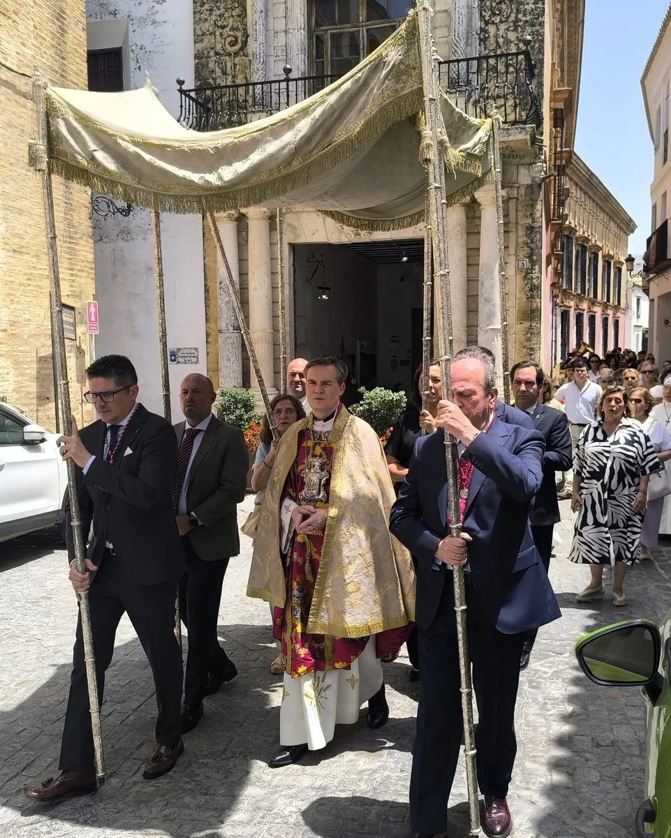 🕊 Nuestra Hermandad participó el domingo en la Pascua del Enfermo en San Bartolomé, representada por nuestro Hermano Mayor.

💚 Acompañamos al Santísimo en la Procesión de Impedidos, portando una vara del palio sacramental.

#Esperanza #PascuaDelEnfermo