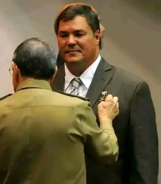 Felicidades 🥰 por su cumpleaños a Ramón Labañino, Héroe de la República de Cuba,los deseos de la más agradable de las jornadas en compañía de su familia y amigos,y con el cariño de su pueblo.