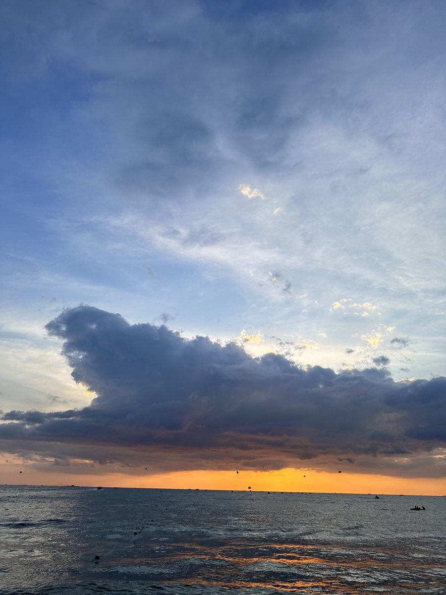 Dr_AJ_MD's tweet photo. Sunset, clouds and the beautiful sky! And we jet ski-ed towards the horizon:)
Etched in memories..♥️
#Sunsets #Unforgettable #CloudObsession #SeaAndSunsets https://t.co/OpAohYHVfb