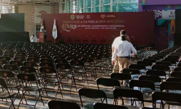 devozenvozmx's tweet photo. 🎖 Después de 40 años enseñando… ¡por fin les darán su medalla! https://t.co/jTDYlGNJUd