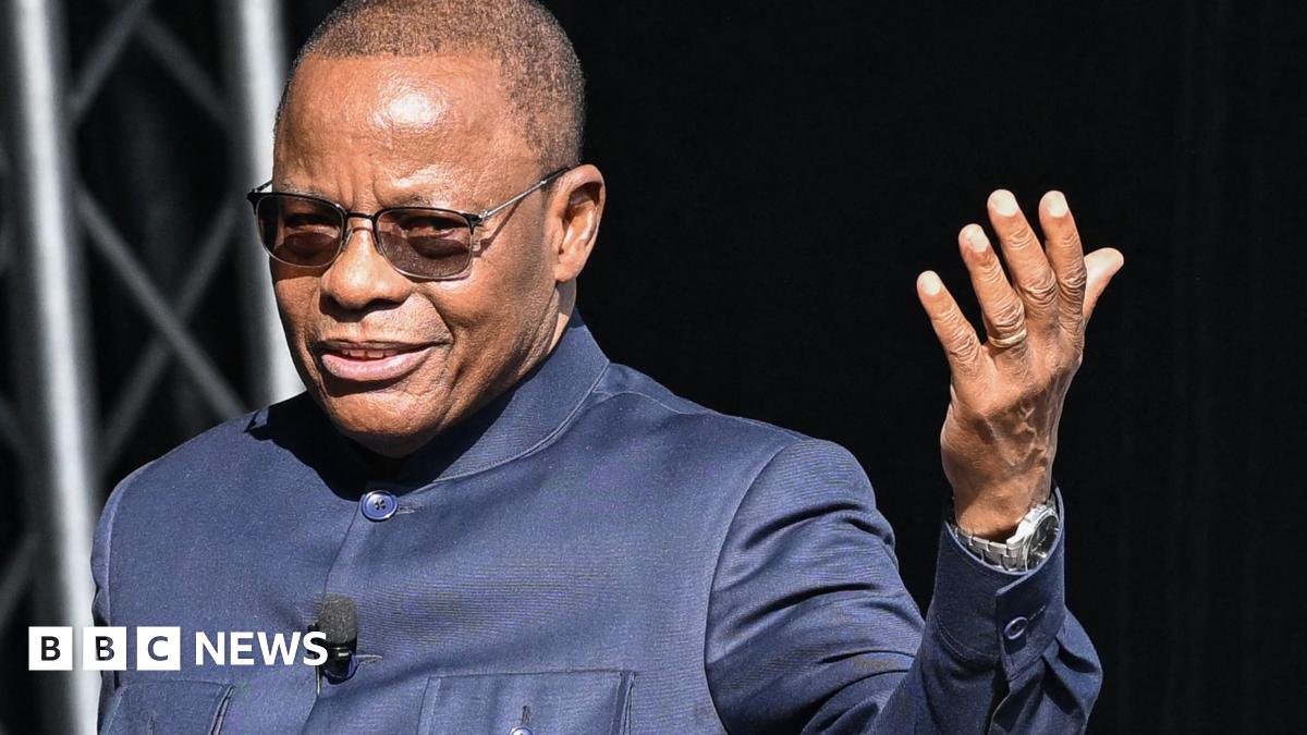 Cameroon's main opposition leader Maurice Kamto says police have surrounded his home for the past two days.

The 71-year-old has been blocked from leaving ever since he returned from France, where he held a political rally that inflamed the ruling CPDM. bbc.in/4jGKpRE