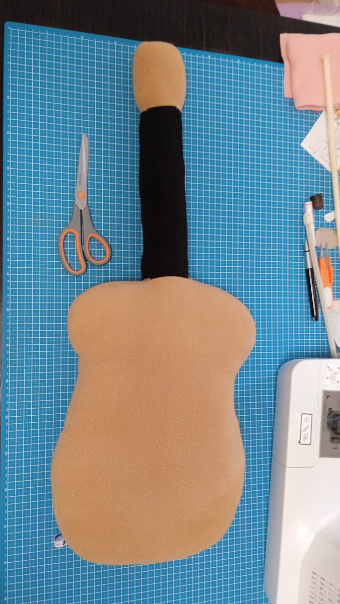 Vous aimez la guitare ?
Voici une peluche de 60cm de guitare, rembourrée de ouate, petit squeaker dans le manche de manière à faire un peu de bruit ;)
Vous pouvez l'acheter ici : etsy.com/fr/listing/177…
Voici le genre de props que je réalise, j'en fabrique sur demande également