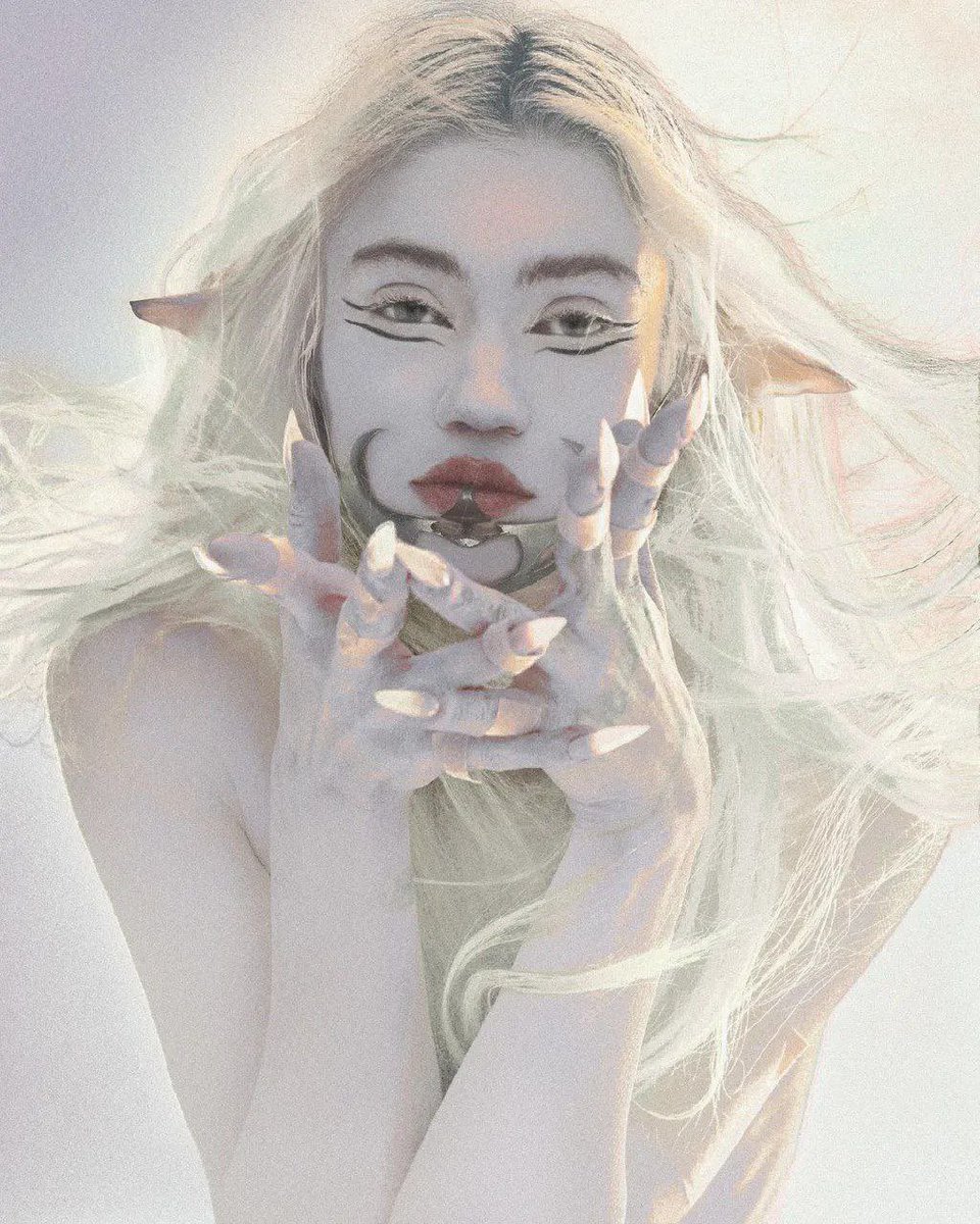 grimesfeed's tweet image. elf