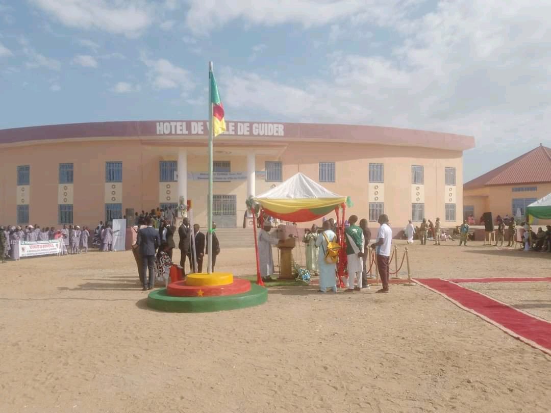 Le Ministre Georges Elanga Obam a procédé aujourd'hui à l’inauguration de deux hôtels de ville, respectivement dans les communes de #Mayo-Oulo et de #Guider, situées dans le département du Mayo Louti, Région du #Nord.

minddevel.gov.cm