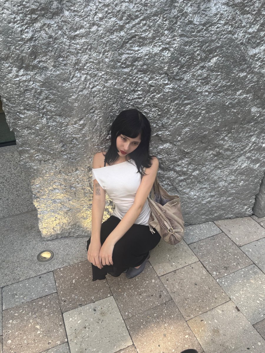 chloe tweet media