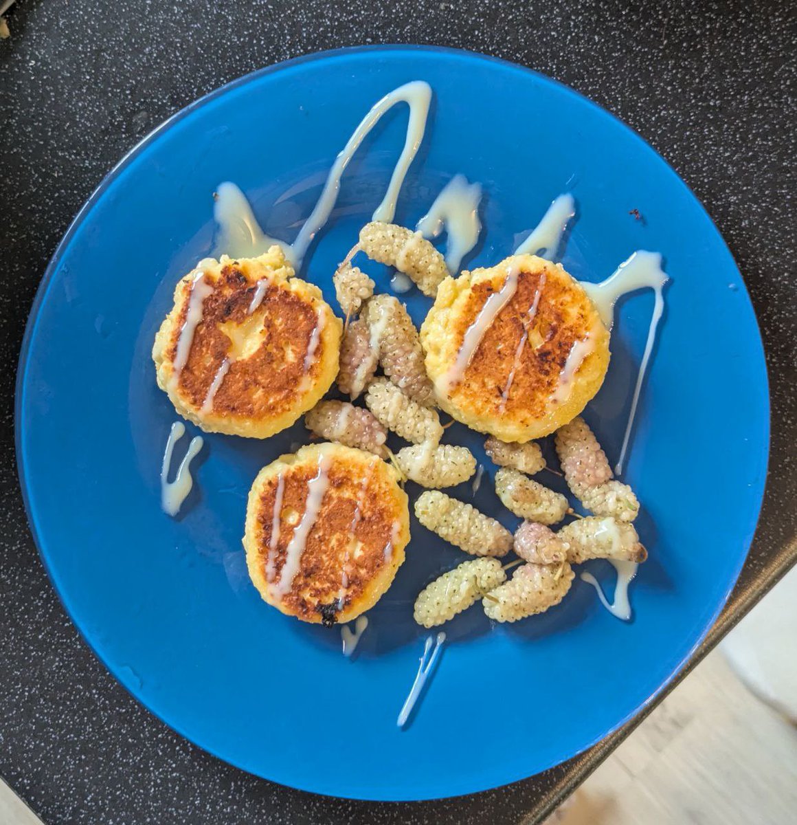 Держу в курсе, что сочетание сырники + шелковица это очень хорошо