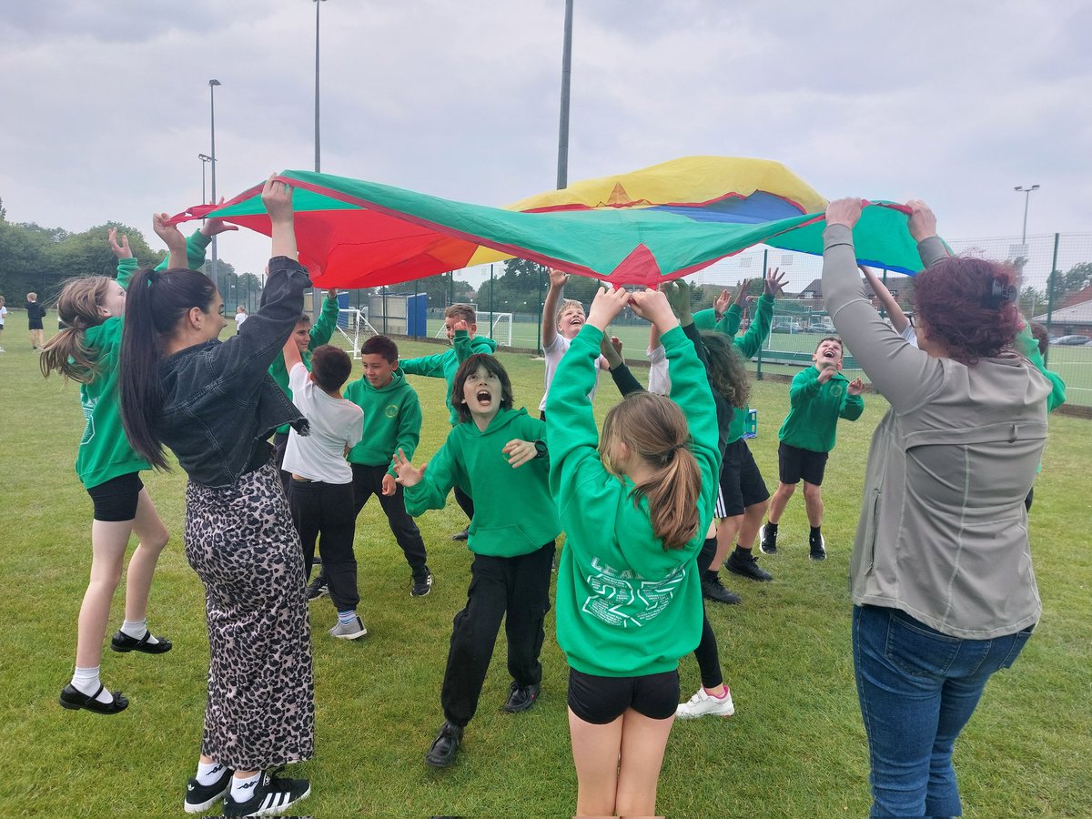 Seahorses_Class's tweet image. Thank you @StratfordColl for our Summer Teddy Bear Picnic celebration! We had so much fun on all the activities and really enjoyed the picnic. @WillowsCE @cormorantsclass