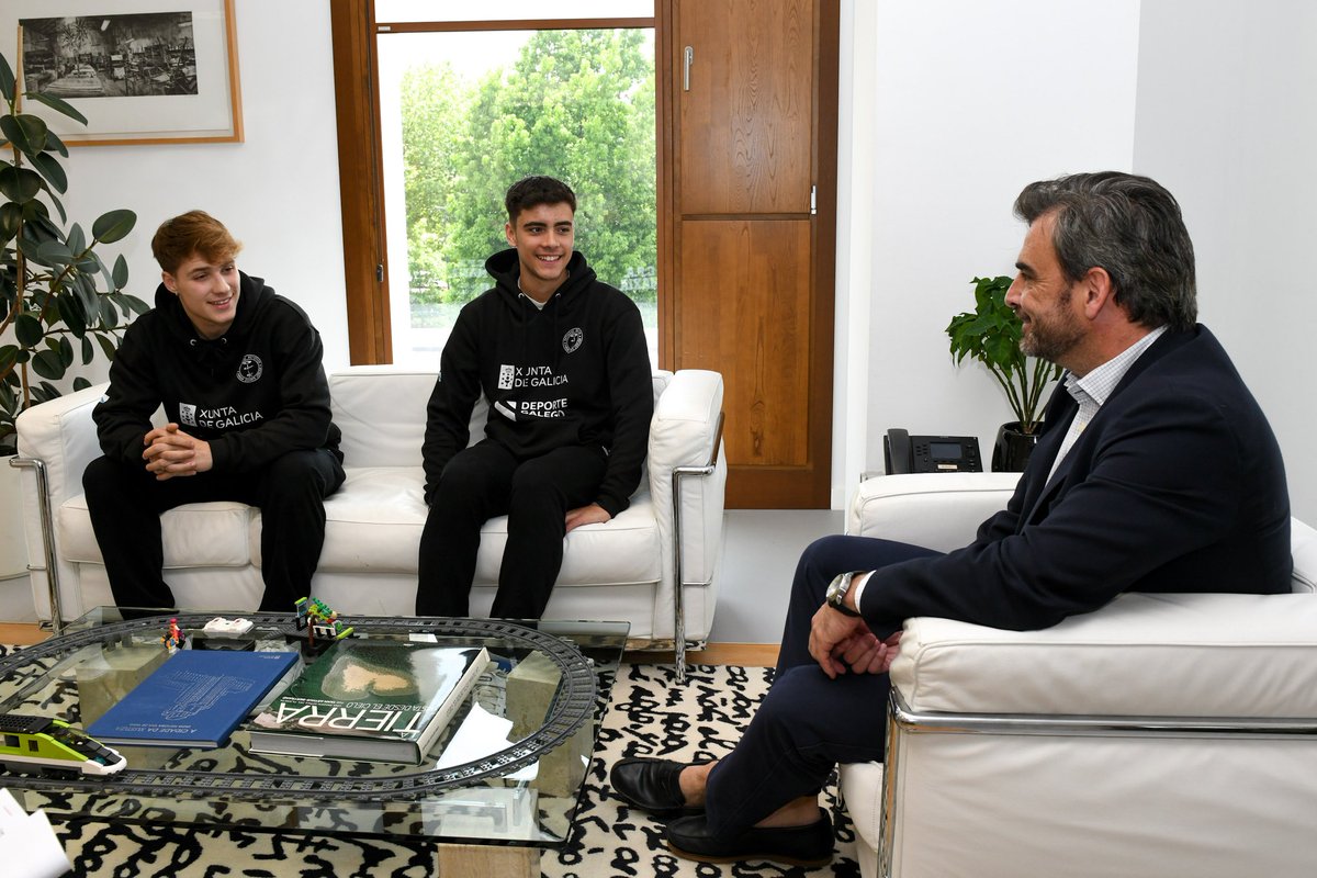 👏 @diegocalvopouso felicitou a Lucas Yáñez e Unai Cereijo polos seus éxitos na Copa do Mundo de patinaxe artística en Trieste

🤝 Ademais, desexoulles sorte na final da Copa do Mundo desta semana en Reggio Emilia e nos Campionatos Mundiais de Pequín do vindeiro mes de outubro