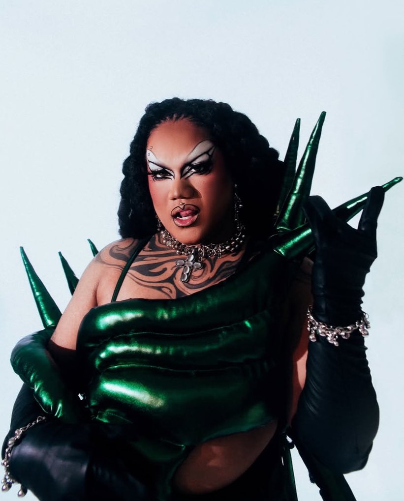DragRaceBrasil's tweet photo. 🚨 O THE PIT STOP BR VEM AÍ! 

DaCota Monteiro está a apresentadora do “The Realness Stop”, onde comentará a temporada de #DragRaceBR. ✨

O programa será produzido de forma independente pela @realnessbr. Mais uma vez fazendo TUDO!