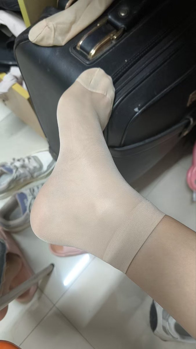 yi34288's tweet photo. 小粉jio喜欢嘛？#原味 #女大的一天 #天鹅绒 #短袜 #足控 https://t.co/2rm2YjQ1C0