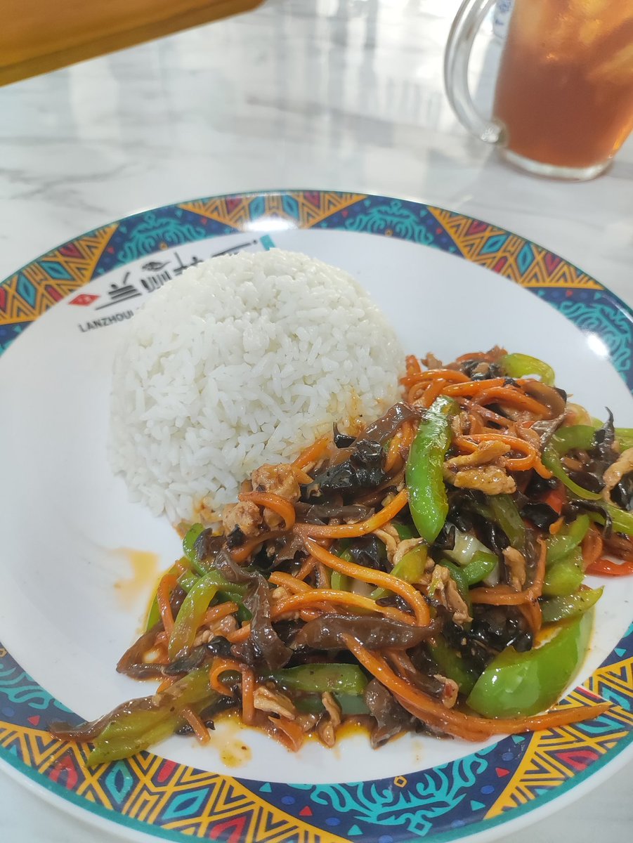 memejemen's tweet image. 1. Lanzhou Lamian
Gk pernah skip kesini buat makan SHUI JIAO-nya ENAK BGT YA ALLAH JUICY🤤💦 Otentik cina yg jual ibu2 berbahasa cina dan berjilbab, 100% halal. 

Lamiannya jg hand-pulled dibikin dadakan, kuah seger light ada daun ketumbarnya itu. Chili oil mereka punya aromatik!