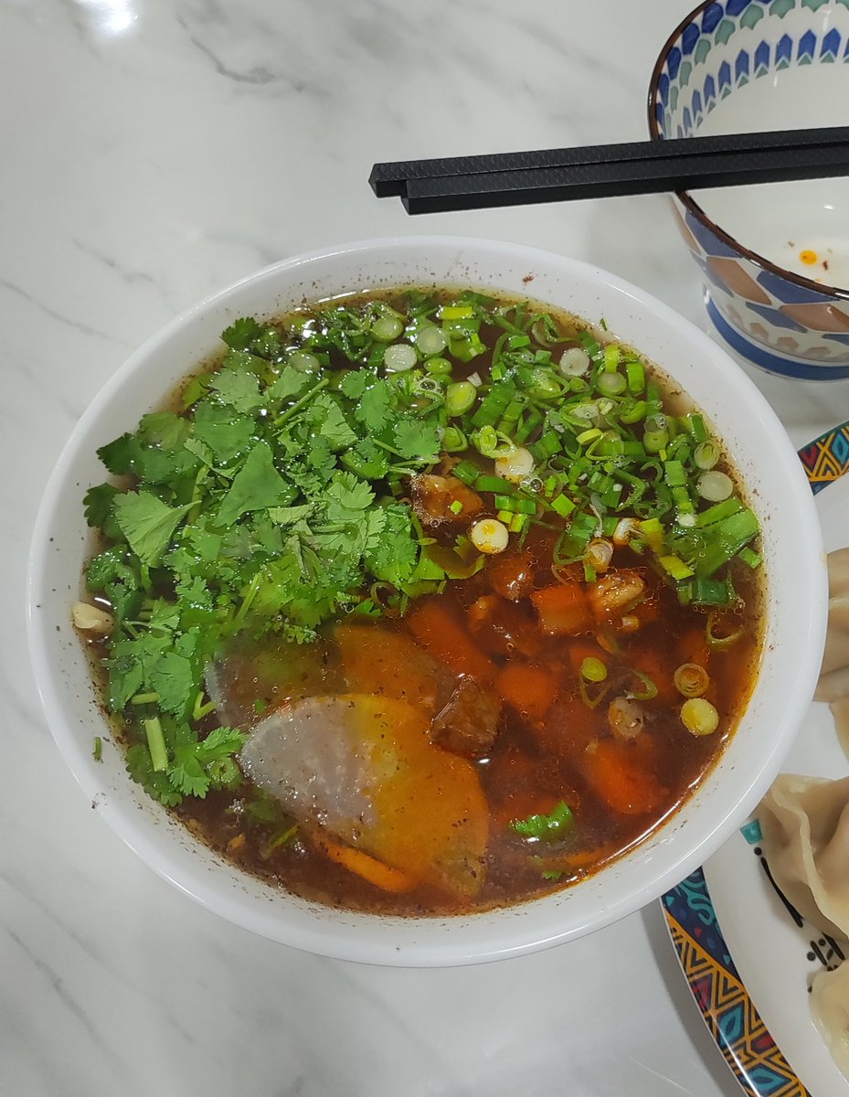 memejemen's tweet image. 1. Lanzhou Lamian
Gk pernah skip kesini buat makan SHUI JIAO-nya ENAK BGT YA ALLAH JUICY🤤💦 Otentik cina yg jual ibu2 berbahasa cina dan berjilbab, 100% halal. 

Lamiannya jg hand-pulled dibikin dadakan, kuah seger light ada daun ketumbarnya itu. Chili oil mereka punya aromatik!