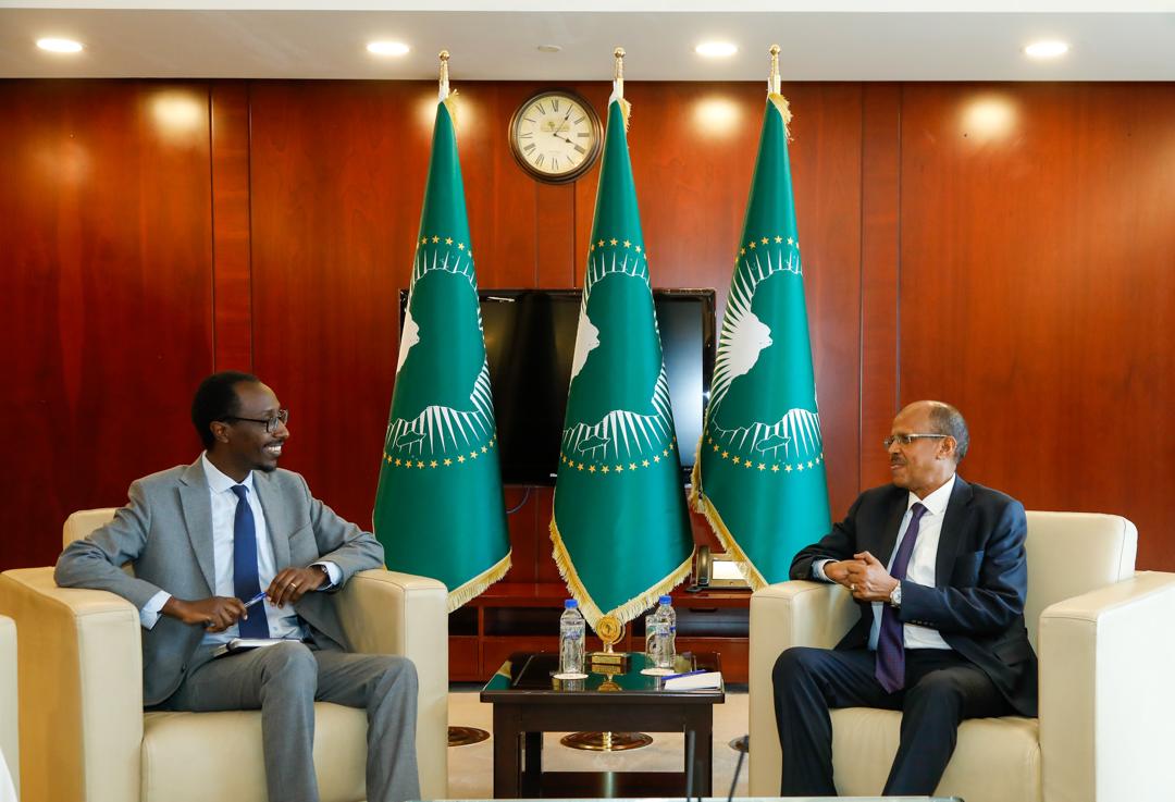 Gedion Timothewos, Minister of Foreign Affairs of Ethiopia held discussion with Chairperson of the African Union Commission (AUC), Mahmoud Ali Youssouf, this afternoon.
ena.et/web/eng/w/eng_…