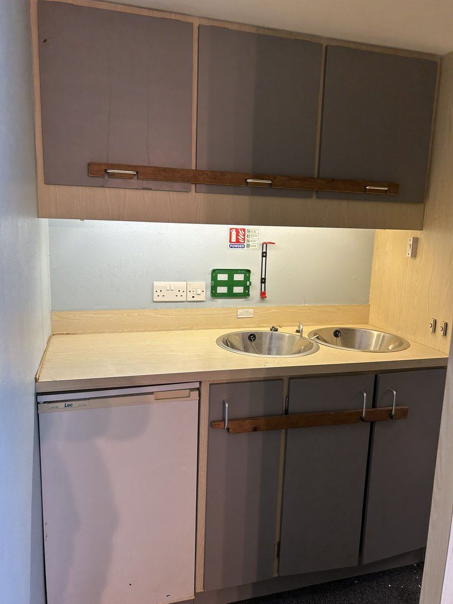 For Sale 
Twin Axle Exhibition Trailer 
£14,950 + VAT

Approx 5.9m x 2.4m , with fitted bench, kitchen and fitted protective cover