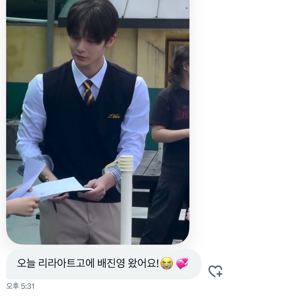 오늘 리라아트고에 진영이 왔었대요 디엠으로 알려주셨는데 알림이 안떠서 이제봄..
리라프린스 배진영😭