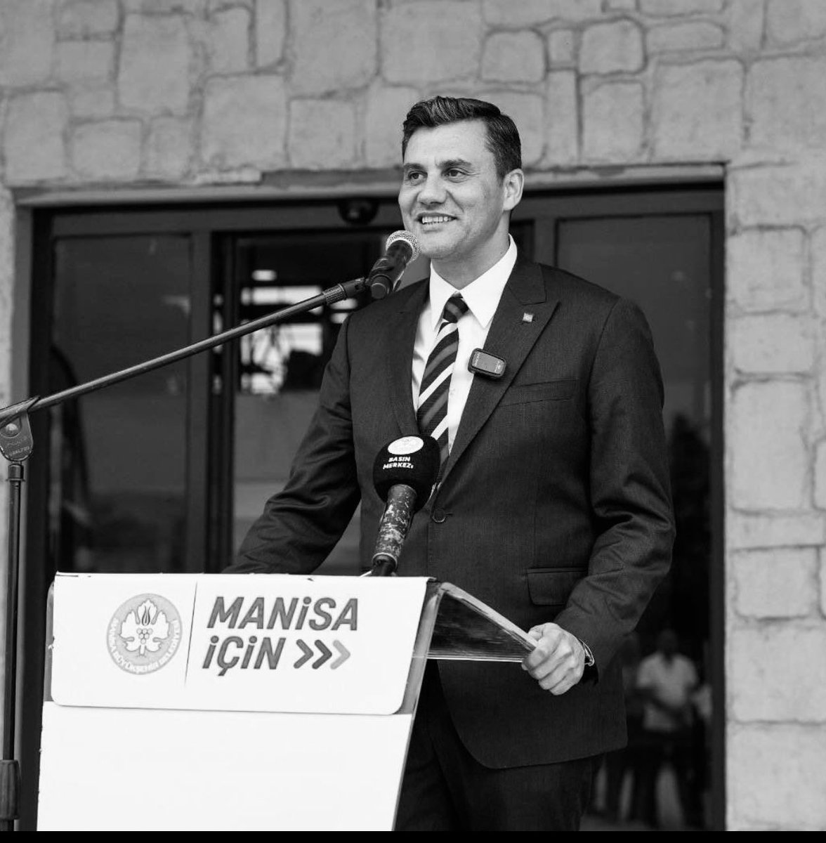 Yüreğimiz yandı…

Ferdi Başkanımızı, halkının gönlünde taht kuran o güzel yüreği kaybetmenin derin üzüntüsü içindeyiz.
Ferdi Başkanımıza Allah’tan rahmet; başta ailesi ve Manisalılar olmak üzere tüm sevenlerine sabır diliyorum.

Başımız sağ olsun.
#FerdiZeyrek  #chp #manisa