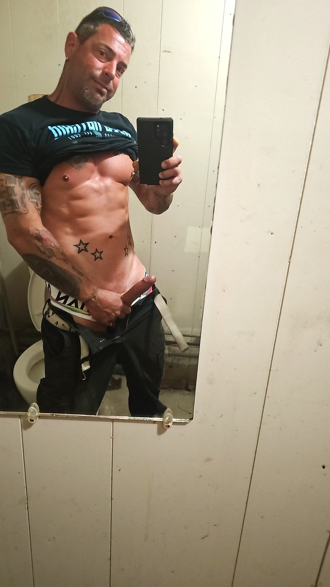 So fucking horny at work! Gonna blow later for <a href="/PCloverxxx/">PatrickCloverxxx</a>